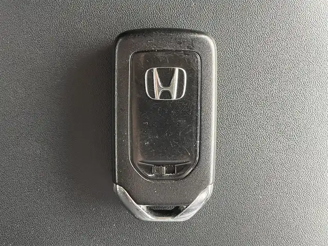 ホンダ ヴェゼル S 滋賀県 2014(平26)年 12.9万km ホワイトオーキッドパール ワンオーナー/社外ナビ/・CD/DVD/革巻きステアリング/ステアリングリモコン/パドルシフト/前後ドライブレコーダー/ETC/クルーズコントロール/前席シートヒーター/ハーフレザーシート/レーダー探知機/無限フロアマット/LEDオートライト/フォグライト/シティブレーキアクティブシステム/シートリフター/電動格納ミラー/スマートキー/スペアキー