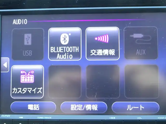 ホンダ フィット e:HEVリュクス 静岡県 2020(令2)年 2.8万km プレミアムサンライトホワイトパール 禁煙車/Gathers SDナビ/（CD/DVD/BT/USB/SD/フルセグTV)/ステアリングリモコン/バックカメラ/ステアリングヒーター/プレミアムライトブラウンインテリア/・ライトブラウンキルティングパーフォレーション革シート/・ライトブラウンプライムスムース（合皮）貼インパネ加飾/・革巻きステアリングホイール（ツートン）/運転席・助手席シートヒーター/ユピテル前方ドライブレコーダー/ASSURAレーダー/ETC/充電用USBジャック/ワイヤレス充電器/ホンダセンシング/・衝突軽減ブレーキ/・誤発進抑制機能/・近距離衝突軽減ブレーキ/・歩行者事故低減ステアリング/・路外逸脱抑制機能/・アダプティブクルーズコントロール/・車線維持支援システム/・トラフィックジャムアシスト/・先行車発進お知らせ機能/・標識認識機能/・オートハイビーム/・パーキングセンサーシステム/センターコンソール/プッシュスタート・スペアキー/スペアキー/保証書・取扱説明書