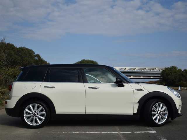 ＭＩＮＩ ミニ クラブマン クーパーD 滋賀県 2019(平31)年 5.3万km ペッパー・ホワイト 純正ナビ/　AM/FMラジオ/BTオーディオ/バックカメラ/純正17インチアルミ/純正LEDヘッドライト/純正LEDフォグランプ/純正フロアマット/革巻きステアリング/ステアリングスイッチ/アイドリングストップ/オートライト/電動格納ミラー/ETC/保証書/取扱説明書