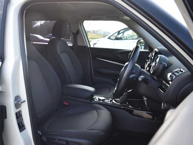 ＭＩＮＩ ミニ クラブマン クーパーD 滋賀県 2019(平31)年 5.3万km ペッパー・ホワイト 純正ナビ/　AM/FMラジオ/BTオーディオ/バックカメラ/純正17インチアルミ/純正LEDヘッドライト/純正LEDフォグランプ/純正フロアマット/革巻きステアリング/ステアリングスイッチ/アイドリングストップ/オートライト/電動格納ミラー/ETC/保証書/取扱説明書