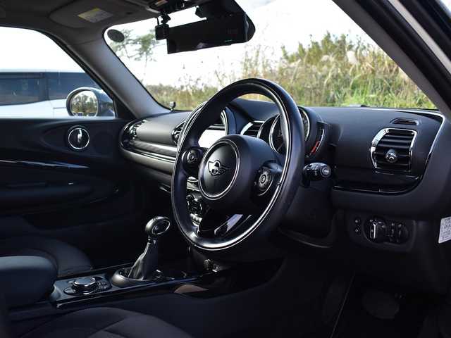 ＭＩＮＩ ミニ クラブマン クーパーD 滋賀県 2019(平31)年 5.3万km ペッパー・ホワイト 純正ナビ/　AM/FMラジオ/BTオーディオ/バックカメラ/純正17インチアルミ/純正LEDヘッドライト/純正LEDフォグランプ/純正フロアマット/革巻きステアリング/ステアリングスイッチ/アイドリングストップ/オートライト/電動格納ミラー/ETC/保証書/取扱説明書