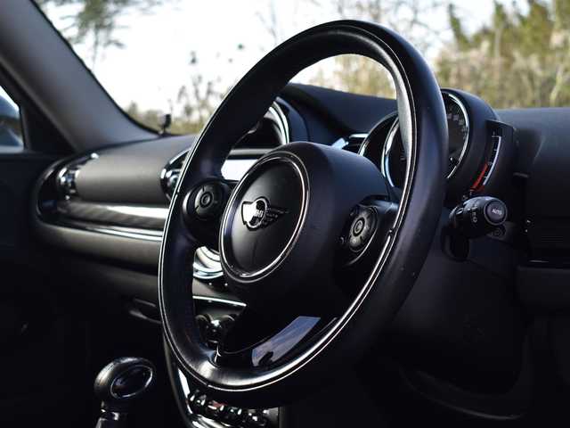 ＭＩＮＩ ミニ クラブマン クーパーD 滋賀県 2019(平31)年 5.3万km ペッパー・ホワイト 純正ナビ/　AM/FMラジオ/BTオーディオ/バックカメラ/純正17インチアルミ/純正LEDヘッドライト/純正LEDフォグランプ/純正フロアマット/革巻きステアリング/ステアリングスイッチ/アイドリングストップ/オートライト/電動格納ミラー/ETC/保証書/取扱説明書