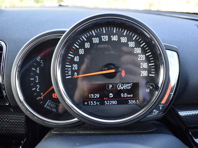 ＭＩＮＩ ミニ クラブマン クーパーD 滋賀県 2019(平31)年 5.3万km ペッパー・ホワイト 純正ナビ/　AM/FMラジオ/BTオーディオ/バックカメラ/純正17インチアルミ/純正LEDヘッドライト/純正LEDフォグランプ/純正フロアマット/革巻きステアリング/ステアリングスイッチ/アイドリングストップ/オートライト/電動格納ミラー/ETC/保証書/取扱説明書