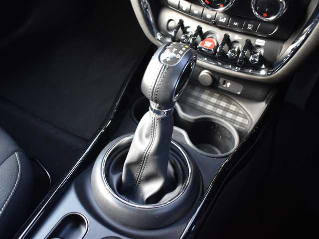 ＭＩＮＩ ミニ クラブマン クーパーD 滋賀県 2019(平31)年 5.3万km ペッパー・ホワイト 純正ナビ/　AM/FMラジオ/BTオーディオ/バックカメラ/純正17インチアルミ/純正LEDヘッドライト/純正LEDフォグランプ/純正フロアマット/革巻きステアリング/ステアリングスイッチ/アイドリングストップ/オートライト/電動格納ミラー/ETC/保証書/取扱説明書