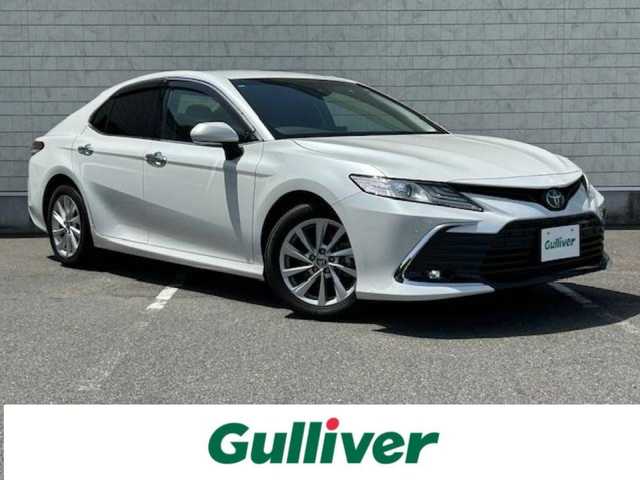 トヨタ カムリ G 大阪府 2023(令5)年 1.4万km プラチナホワイトパールマイカ ブラインドスポットモニター/純正9インチナビ(BT/USB)/バックカメラ/トヨタセーフティーセンス/LEDヘッドライト/オートライト/オートマチックハイビーム/ビルトインETC/パワーシート/純正フロアマット/純正アルミホイール/スペアキー(1本)/プッシュスタート