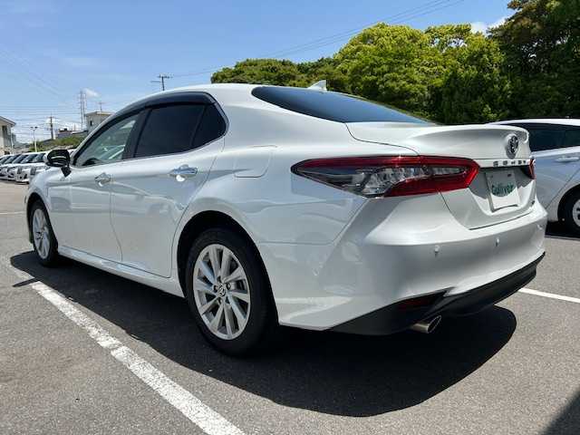 トヨタ カムリ G 大阪府 2023(令5)年 1.4万km プラチナホワイトパールマイカ ブラインドスポットモニター/純正9インチナビ(BT/USB)/バックカメラ/トヨタセーフティーセンス/LEDヘッドライト/オートライト/オートマチックハイビーム/ビルトインETC/パワーシート/純正フロアマット/純正アルミホイール/スペアキー(1本)/プッシュスタート