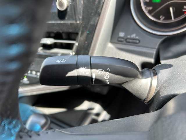 トヨタ カムリ G 大阪府 2023(令5)年 1.4万km プラチナホワイトパールマイカ ブラインドスポットモニター/純正9インチナビ(BT/USB)/バックカメラ/トヨタセーフティーセンス/LEDヘッドライト/オートライト/オートマチックハイビーム/ビルトインETC/パワーシート/純正フロアマット/純正アルミホイール/スペアキー(1本)/プッシュスタート