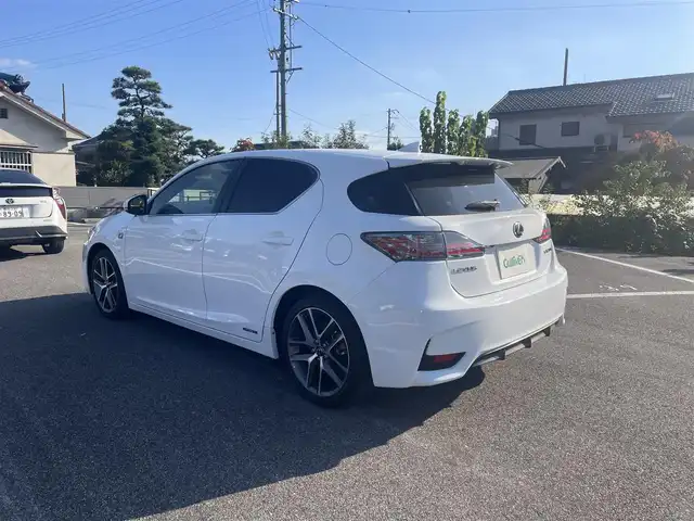 レクサス ＣＴ 200h Fスポーツ 大分県 2014(平26)年 4.1万km ホワイトノーヴァガラスフレーク G-LINK対応SDナビゲーションシステム/・バックカメラ/・地デジTV/・CD/DVD/・FM/AMラジオ/・Bluetooth/ムーンルーフ/Fスポーツ専用革シートセット/クルーズコントロール/LEDヘッドランプ/オートライト/純正17インチアルミホイール/ビルトインETC/SRSエアバック【運転席/助手席/サイド/カーテン/ニー】/プラズマクラスター付オートエアコン/自動防眩ミラー/パワーシート【運転席/助手席】/シートヒーター【運転席/助手席】/スマートエントリー/スタートシステム/カードキー/保証書/取扱説明書/スペアキー１本/カードキー１枚