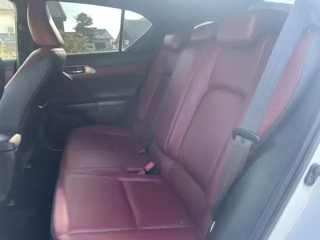 レクサス ＣＴ 200h Fスポーツ 大分県 2014(平26)年 4.1万km ホワイトノーヴァガラスフレーク G-LINK対応SDナビゲーションシステム/・バックカメラ/・地デジTV/・CD/DVD/・FM/AMラジオ/・Bluetooth/ムーンルーフ/Fスポーツ専用革シートセット/クルーズコントロール/LEDヘッドランプ/オートライト/純正17インチアルミホイール/ビルトインETC/SRSエアバック【運転席/助手席/サイド/カーテン/ニー】/プラズマクラスター付オートエアコン/自動防眩ミラー/パワーシート【運転席/助手席】/シートヒーター【運転席/助手席】/スマートエントリー/スタートシステム/カードキー/保証書/取扱説明書/スペアキー１本/カードキー１枚