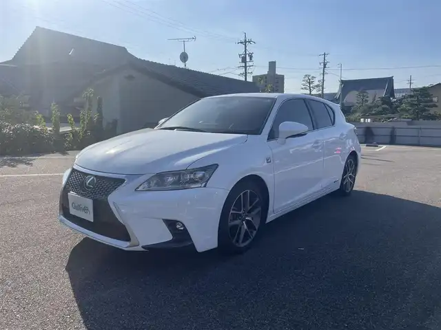 レクサス ＣＴ 200h Fスポーツ 大分県 2014(平26)年 4.1万km ホワイトノーヴァガラスフレーク G-LINK対応SDナビゲーションシステム/・バックカメラ/・地デジTV/・CD/DVD/・FM/AMラジオ/・Bluetooth/ムーンルーフ/Fスポーツ専用革シートセット/クルーズコントロール/LEDヘッドランプ/オートライト/純正17インチアルミホイール/ビルトインETC/SRSエアバック【運転席/助手席/サイド/カーテン/ニー】/プラズマクラスター付オートエアコン/自動防眩ミラー/パワーシート【運転席/助手席】/シートヒーター【運転席/助手席】/スマートエントリー/スタートシステム/カードキー/保証書/取扱説明書/スペアキー１本/カードキー１枚