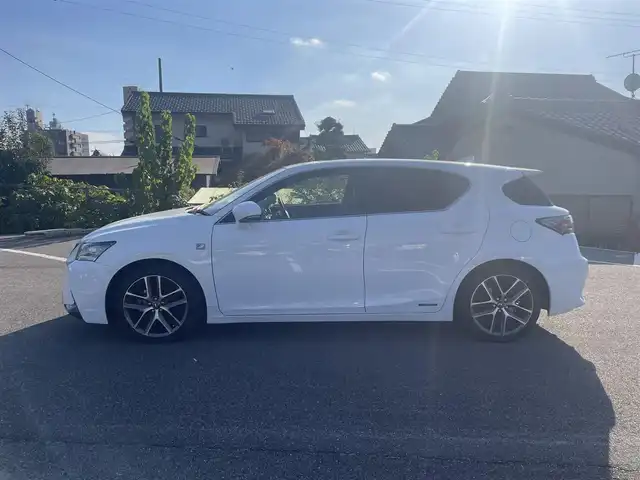 レクサス ＣＴ 200h Fスポーツ 大分県 2014(平26)年 4.1万km ホワイトノーヴァガラスフレーク G-LINK対応SDナビゲーションシステム/・バックカメラ/・地デジTV/・CD/DVD/・FM/AMラジオ/・Bluetooth/ムーンルーフ/Fスポーツ専用革シートセット/クルーズコントロール/LEDヘッドランプ/オートライト/純正17インチアルミホイール/ビルトインETC/SRSエアバック【運転席/助手席/サイド/カーテン/ニー】/プラズマクラスター付オートエアコン/自動防眩ミラー/パワーシート【運転席/助手席】/シートヒーター【運転席/助手席】/スマートエントリー/スタートシステム/カードキー/保証書/取扱説明書/スペアキー１本/カードキー１枚