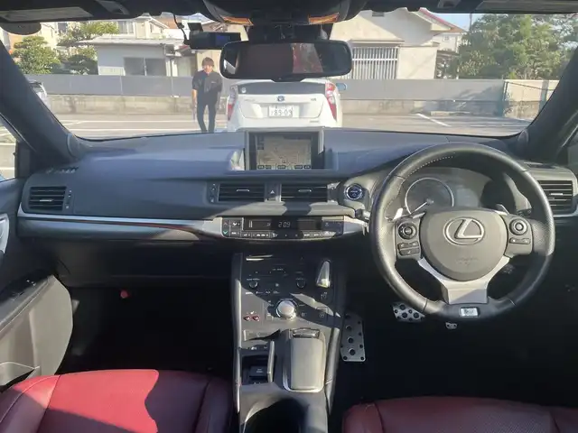 レクサス ＣＴ 200h Fスポーツ 大分県 2014(平26)年 4.1万km ホワイトノーヴァガラスフレーク G-LINK対応SDナビゲーションシステム/・バックカメラ/・地デジTV/・CD/DVD/・FM/AMラジオ/・Bluetooth/ムーンルーフ/Fスポーツ専用革シートセット/クルーズコントロール/LEDヘッドランプ/オートライト/純正17インチアルミホイール/ビルトインETC/SRSエアバック【運転席/助手席/サイド/カーテン/ニー】/プラズマクラスター付オートエアコン/自動防眩ミラー/パワーシート【運転席/助手席】/シートヒーター【運転席/助手席】/スマートエントリー/スタートシステム/カードキー/保証書/取扱説明書/スペアキー１本/カードキー１枚