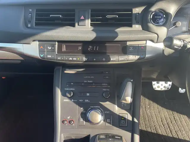 レクサス ＣＴ 200h Fスポーツ 大分県 2014(平26)年 4.1万km ホワイトノーヴァガラスフレーク G-LINK対応SDナビゲーションシステム/・バックカメラ/・地デジTV/・CD/DVD/・FM/AMラジオ/・Bluetooth/ムーンルーフ/Fスポーツ専用革シートセット/クルーズコントロール/LEDヘッドランプ/オートライト/純正17インチアルミホイール/ビルトインETC/SRSエアバック【運転席/助手席/サイド/カーテン/ニー】/プラズマクラスター付オートエアコン/自動防眩ミラー/パワーシート【運転席/助手席】/シートヒーター【運転席/助手席】/スマートエントリー/スタートシステム/カードキー/保証書/取扱説明書/スペアキー１本/カードキー１枚