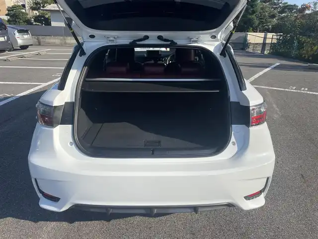 レクサス ＣＴ 200h Fスポーツ 大分県 2014(平26)年 4.1万km ホワイトノーヴァガラスフレーク G-LINK対応SDナビゲーションシステム/・バックカメラ/・地デジTV/・CD/DVD/・FM/AMラジオ/・Bluetooth/ムーンルーフ/Fスポーツ専用革シートセット/クルーズコントロール/LEDヘッドランプ/オートライト/純正17インチアルミホイール/ビルトインETC/SRSエアバック【運転席/助手席/サイド/カーテン/ニー】/プラズマクラスター付オートエアコン/自動防眩ミラー/パワーシート【運転席/助手席】/シートヒーター【運転席/助手席】/スマートエントリー/スタートシステム/カードキー/保証書/取扱説明書/スペアキー１本/カードキー１枚