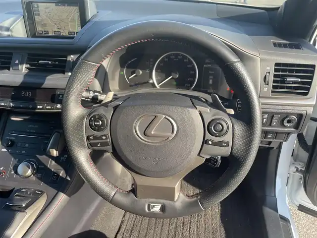 レクサス ＣＴ 200h Fスポーツ 大分県 2014(平26)年 4.1万km ホワイトノーヴァガラスフレーク G-LINK対応SDナビゲーションシステム/・バックカメラ/・地デジTV/・CD/DVD/・FM/AMラジオ/・Bluetooth/ムーンルーフ/Fスポーツ専用革シートセット/クルーズコントロール/LEDヘッドランプ/オートライト/純正17インチアルミホイール/ビルトインETC/SRSエアバック【運転席/助手席/サイド/カーテン/ニー】/プラズマクラスター付オートエアコン/自動防眩ミラー/パワーシート【運転席/助手席】/シートヒーター【運転席/助手席】/スマートエントリー/スタートシステム/カードキー/保証書/取扱説明書/スペアキー１本/カードキー１枚