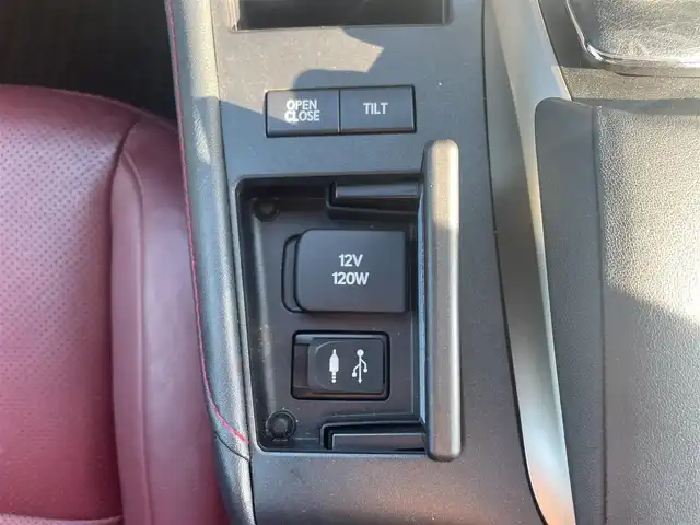 レクサス ＣＴ 200h Fスポーツ 大分県 2014(平26)年 4.1万km ホワイトノーヴァガラスフレーク G-LINK対応SDナビゲーションシステム/・バックカメラ/・地デジTV/・CD/DVD/・FM/AMラジオ/・Bluetooth/ムーンルーフ/Fスポーツ専用革シートセット/クルーズコントロール/LEDヘッドランプ/オートライト/純正17インチアルミホイール/ビルトインETC/SRSエアバック【運転席/助手席/サイド/カーテン/ニー】/プラズマクラスター付オートエアコン/自動防眩ミラー/パワーシート【運転席/助手席】/シートヒーター【運転席/助手席】/スマートエントリー/スタートシステム/カードキー/保証書/取扱説明書/スペアキー１本/カードキー１枚