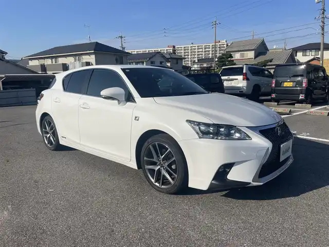 レクサス ＣＴ 200h Fスポーツ 大分県 2014(平26)年 4.1万km ホワイトノーヴァガラスフレーク G-LINK対応SDナビゲーションシステム/・バックカメラ/・地デジTV/・CD/DVD/・FM/AMラジオ/・Bluetooth/ムーンルーフ/Fスポーツ専用革シートセット/クルーズコントロール/LEDヘッドランプ/オートライト/純正17インチアルミホイール/ビルトインETC/SRSエアバック【運転席/助手席/サイド/カーテン/ニー】/プラズマクラスター付オートエアコン/自動防眩ミラー/パワーシート【運転席/助手席】/シートヒーター【運転席/助手席】/スマートエントリー/スタートシステム/カードキー/保証書/取扱説明書/スペアキー１本/カードキー１枚