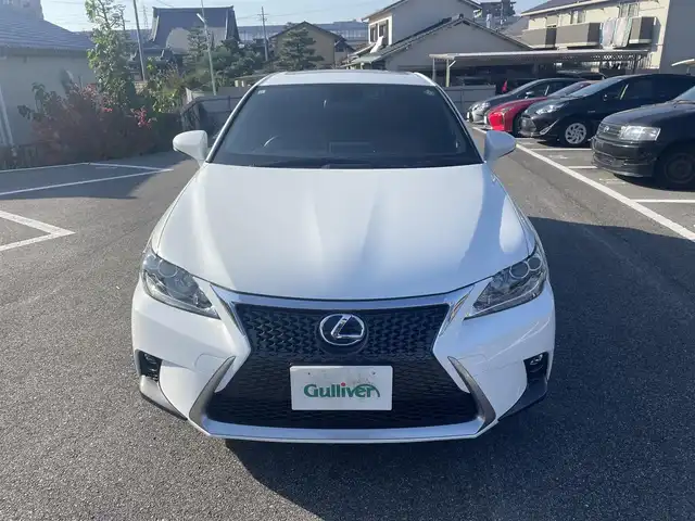 レクサス ＣＴ 200h Fスポーツ 大分県 2014(平26)年 4.1万km ホワイトノーヴァガラスフレーク G-LINK対応SDナビゲーションシステム/・バックカメラ/・地デジTV/・CD/DVD/・FM/AMラジオ/・Bluetooth/ムーンルーフ/Fスポーツ専用革シートセット/クルーズコントロール/LEDヘッドランプ/オートライト/純正17インチアルミホイール/ビルトインETC/SRSエアバック【運転席/助手席/サイド/カーテン/ニー】/プラズマクラスター付オートエアコン/自動防眩ミラー/パワーシート【運転席/助手席】/シートヒーター【運転席/助手席】/スマートエントリー/スタートシステム/カードキー/保証書/取扱説明書/スペアキー１本/カードキー１枚