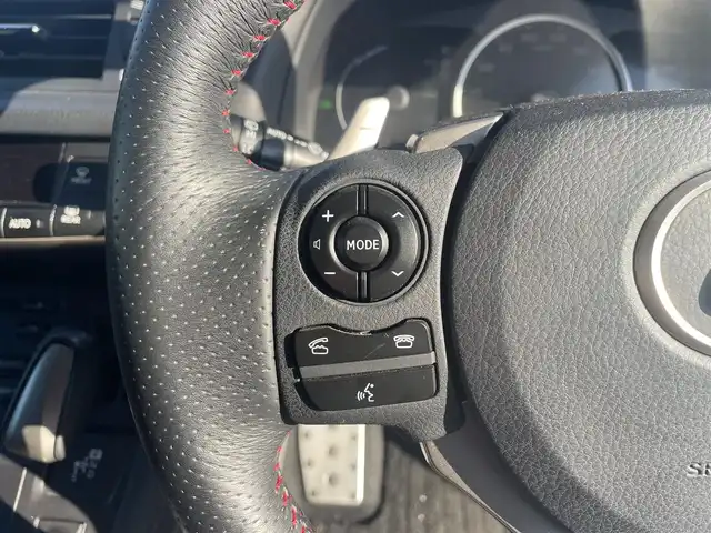 レクサス ＣＴ 200h Fスポーツ 大分県 2014(平26)年 4.1万km ホワイトノーヴァガラスフレーク G-LINK対応SDナビゲーションシステム/・バックカメラ/・地デジTV/・CD/DVD/・FM/AMラジオ/・Bluetooth/ムーンルーフ/Fスポーツ専用革シートセット/クルーズコントロール/LEDヘッドランプ/オートライト/純正17インチアルミホイール/ビルトインETC/SRSエアバック【運転席/助手席/サイド/カーテン/ニー】/プラズマクラスター付オートエアコン/自動防眩ミラー/パワーシート【運転席/助手席】/シートヒーター【運転席/助手席】/スマートエントリー/スタートシステム/カードキー/保証書/取扱説明書/スペアキー１本/カードキー１枚