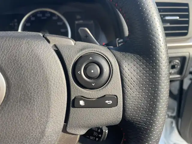 レクサス ＣＴ 200h Fスポーツ 大分県 2014(平26)年 4.1万km ホワイトノーヴァガラスフレーク G-LINK対応SDナビゲーションシステム/・バックカメラ/・地デジTV/・CD/DVD/・FM/AMラジオ/・Bluetooth/ムーンルーフ/Fスポーツ専用革シートセット/クルーズコントロール/LEDヘッドランプ/オートライト/純正17インチアルミホイール/ビルトインETC/SRSエアバック【運転席/助手席/サイド/カーテン/ニー】/プラズマクラスター付オートエアコン/自動防眩ミラー/パワーシート【運転席/助手席】/シートヒーター【運転席/助手席】/スマートエントリー/スタートシステム/カードキー/保証書/取扱説明書/スペアキー１本/カードキー１枚