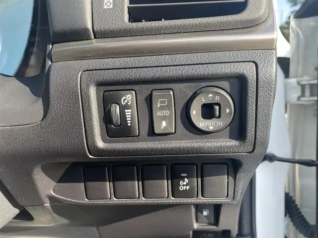 レクサス ＣＴ 200h Fスポーツ 大分県 2014(平26)年 4.1万km ホワイトノーヴァガラスフレーク G-LINK対応SDナビゲーションシステム/・バックカメラ/・地デジTV/・CD/DVD/・FM/AMラジオ/・Bluetooth/ムーンルーフ/Fスポーツ専用革シートセット/クルーズコントロール/LEDヘッドランプ/オートライト/純正17インチアルミホイール/ビルトインETC/SRSエアバック【運転席/助手席/サイド/カーテン/ニー】/プラズマクラスター付オートエアコン/自動防眩ミラー/パワーシート【運転席/助手席】/シートヒーター【運転席/助手席】/スマートエントリー/スタートシステム/カードキー/保証書/取扱説明書/スペアキー１本/カードキー１枚