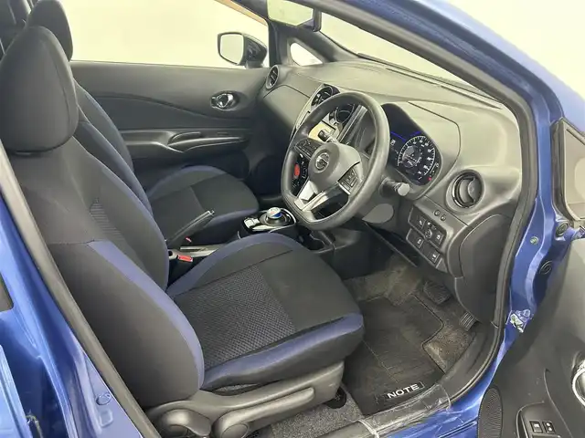 日産 ノート e－パワー X Bアロー 熊本県 2018(平30)年 6.6万km シャイニングブルー/スーパーブラック 2トーン 禁煙車　/純正ナビ（ＣＤ・ＤＶＤ・フルセグ・ＢＴ・ＳＤ）/アラウンドビューモニター　/社外ＥＴＣ　/前方ドライブレコーダー　/アダブティブクルーズコントロール　/前後クリアランスソナー　/衝突軽減ブレーキ　/レーンキープアシスト/横滑り防止/デジタルインナーミラー/純正フロアマット/純正１５インチAW/オートライト/LEDヘッドライト/スマートキー/プッシュスタート