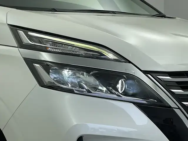 日産 セレナ ハイウェイスター V 新潟県 2019(令1)年 6万km ブリリアントホワイトパール プロパイロット/ストラーダ10型メモリナビ【CN-F1X10D】/　フルセグTV/Bluetooth/CD/DVD/USB/全方位モニター/後席モニター/レーダークルーズコントロール/衝突被害軽減ブレーキ/レーンキープアシスト/BSM(ブラインドスポットモニター)/両側パワースライドドア/前後コーナーセンサー/パーキングアシスト/アイドリングストップ/LEDヘッドライト/オートライト/横滑り防止装置/ステアリングスイッチ/禁煙車