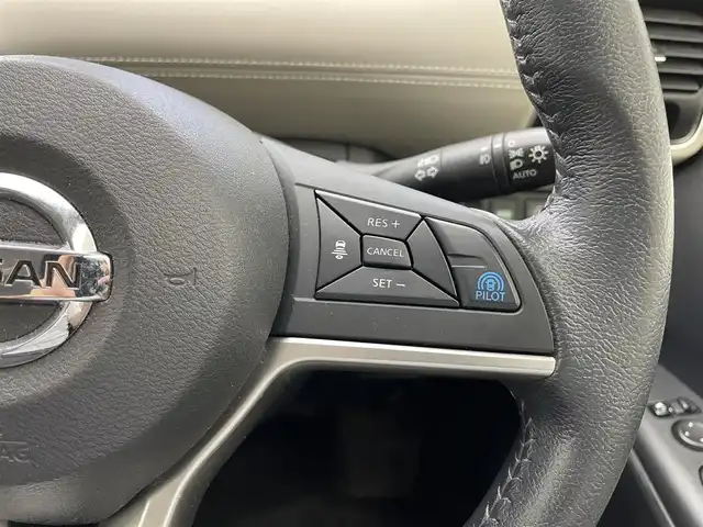 日産 セレナ ハイウェイスター プロパイロットED 滋賀県 2017(平29)年 7.1万km カシミヤグレージュ 2トーン 純正ナビ/CD/DVD/Bluetooth/USB/フルセグテレビ/バックカメラ/フリップダウンモニター/前後ドライブレコーダー/エマージェンシーブレーキ/クルーズコントロール/プロパイロット/両側パワースライドドア/オートライト/ETC/プッシュスタート /スマートキー/スペアキー/純正フロアマット