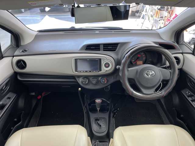 トヨタ ヴィッツ F 兵庫県 2011(平23)年 6.9万km ローズメタリックオパール ・社外ナビ（CD/DVD/HDD/TV)/・バックカメラ/・ETC/・社外前後ドライブレコーダー/・社外14インチアルミホイール/・社外革調シートカバー/・フロントスポイラー/・キーレスエントリー/・ヘッドライトレベライザー