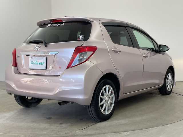 トヨタ ヴィッツ F 兵庫県 2011(平23)年 6.9万km ローズメタリックオパール ・社外ナビ（CD/DVD/HDD/TV)/・バックカメラ/・ETC/・社外前後ドライブレコーダー/・社外14インチアルミホイール/・社外革調シートカバー/・フロントスポイラー/・キーレスエントリー/・ヘッドライトレベライザー