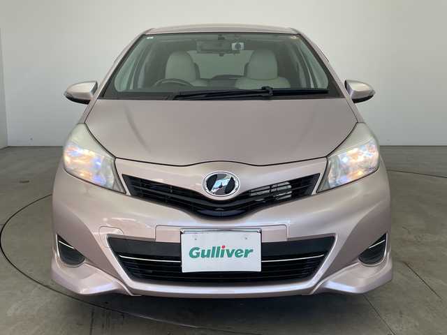 トヨタ ヴィッツ F 兵庫県 2011(平23)年 6.9万km ローズメタリックオパール ・社外ナビ（CD/DVD/HDD/TV)/・バックカメラ/・ETC/・社外前後ドライブレコーダー/・社外14インチアルミホイール/・社外革調シートカバー/・フロントスポイラー/・キーレスエントリー/・ヘッドライトレベライザー