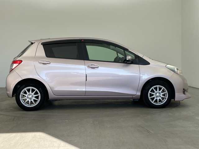 トヨタ ヴィッツ F 兵庫県 2011(平23)年 6.9万km ローズメタリックオパール ・社外ナビ（CD/DVD/HDD/TV)/・バックカメラ/・ETC/・社外前後ドライブレコーダー/・社外14インチアルミホイール/・社外革調シートカバー/・フロントスポイラー/・キーレスエントリー/・ヘッドライトレベライザー