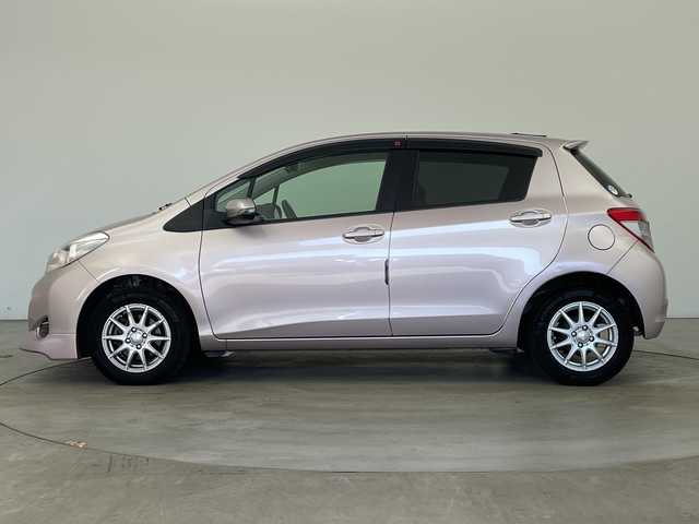 トヨタ ヴィッツ F 兵庫県 2011(平23)年 6.9万km ローズメタリックオパール ・社外ナビ（CD/DVD/HDD/TV)/・バックカメラ/・ETC/・社外前後ドライブレコーダー/・社外14インチアルミホイール/・社外革調シートカバー/・フロントスポイラー/・キーレスエントリー/・ヘッドライトレベライザー