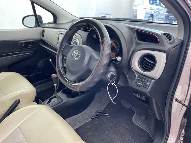 トヨタ ヴィッツ F 兵庫県 2011(平23)年 6.9万km ローズメタリックオパール ・社外ナビ（CD/DVD/HDD/TV)/・バックカメラ/・ETC/・社外前後ドライブレコーダー/・社外14インチアルミホイール/・社外革調シートカバー/・フロントスポイラー/・キーレスエントリー/・ヘッドライトレベライザー