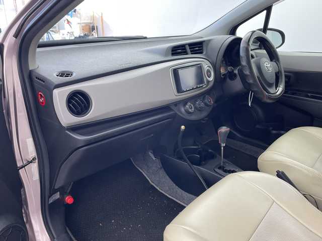 トヨタ ヴィッツ F 兵庫県 2011(平23)年 6.9万km ローズメタリックオパール ・社外ナビ（CD/DVD/HDD/TV)/・バックカメラ/・ETC/・社外前後ドライブレコーダー/・社外14インチアルミホイール/・社外革調シートカバー/・フロントスポイラー/・キーレスエントリー/・ヘッドライトレベライザー