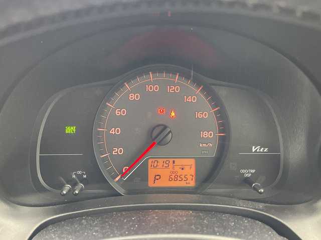 トヨタ ヴィッツ F 兵庫県 2011(平23)年 6.9万km ローズメタリックオパール ・社外ナビ（CD/DVD/HDD/TV)/・バックカメラ/・ETC/・社外前後ドライブレコーダー/・社外14インチアルミホイール/・社外革調シートカバー/・フロントスポイラー/・キーレスエントリー/・ヘッドライトレベライザー