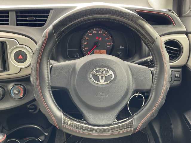 トヨタ ヴィッツ F 兵庫県 2011(平23)年 6.9万km ローズメタリックオパール ・社外ナビ（CD/DVD/HDD/TV)/・バックカメラ/・ETC/・社外前後ドライブレコーダー/・社外14インチアルミホイール/・社外革調シートカバー/・フロントスポイラー/・キーレスエントリー/・ヘッドライトレベライザー