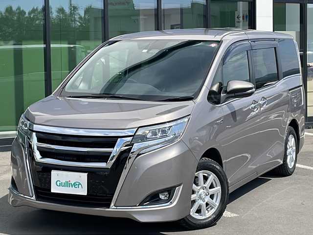 トヨタ エスクァイア ハイブリッド Gi 道東・釧路十勝 2018(平30)年 8.1万km アバンギャルドブロンズメタリック ・純正SDナビ/・バックカメラ/・プリクラッシュセーフティ/・車線逸脱警報/・クルーズコントロール/・車両接近通報装置一時停止スイッチ/・両側パワースライドドア/・社外AW付冬タイヤ　積込/・一体型エンジンスターター/・革巻きステアリング/・ステアリングスイッチ/・シートヒーター/・ETC/・LEDヘッドライト/・オートライト/・フォグライト/・オートマチックハイビーム/・電格ウィンカーミラー/・ドアバイザー/・スマートキー