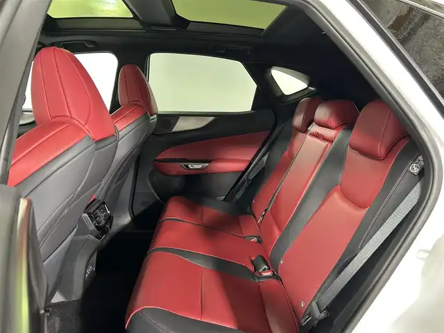 レクサス ＮＸ 350h Fスポーツ 佐賀県 2023(令5)年 0.5万km ホワイトノーヴァガラスフレーク パノラマルーフ/専用オレンジキャリパー/レクサスセーフティシステム＋/純正14インチナビ/フルセグTV/Bluetooth/USB/パノラミックビューモニター/ETC2.0/レーダークルーズコントロール/パワーバックドア /ブラインドスポットモニター/デジタルインナーミラー/前方ドライブレコーダー/純正20インチアルミホイール/LEDライト/フォグライト /オートライト/オートハイビーム/パドルシフト/ステアリングリモコン/スマートキー/スペアキー/保証書