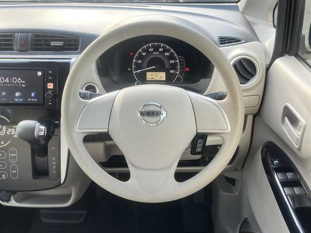 日産 デイズ X 島根県 2018(平30)年 1.4万km アッシュブラウンM 社外ディスプレイオーディオ　/Bluetooth接続　/全方位／バックカメラ　/アイドリングストップ　/衝突軽減ブレーキ　/前後コーナーセンサー　/運転席シートヒーター　/スマートキー　/プッシュスタート　/純正フロアマット　/取扱説明書/スペアキー1本/スタッドレスタイヤ積込み