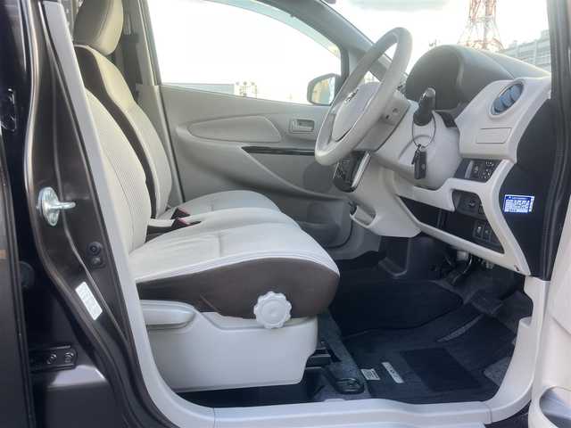 日産 デイズ X 島根県 2018(平30)年 1.4万km アッシュブラウンM 社外ディスプレイオーディオ　/Bluetooth接続　/全方位／バックカメラ　/アイドリングストップ　/衝突軽減ブレーキ　/前後コーナーセンサー　/運転席シートヒーター　/スマートキー　/プッシュスタート　/純正フロアマット　/取扱説明書/スペアキー1本/スタッドレスタイヤ積込み