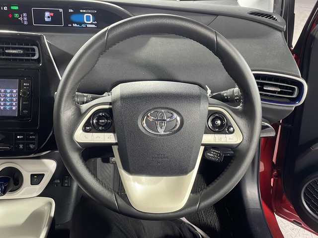 トヨタ プリウス A ツーリングセレクション 沖縄県 2016(平28)年 6.9万km エモーショナルレッド ・県外仕入　/・禁煙車　/・純正ナビ（ＣＤ　ＤＶＤ　ＢＴ　フルセグＴＶ）/・バックカメラ　/・スマートキー　/・プッシュスタート/・ビルトインＥＴＣ　/・ステアリングスイッチ　/・純正17インチアルミホイール　/・ヘッドアップディスプレイ　/・オートライト/・オートハイビーム/・ＬＥＤヘッドライト/・フォグライト/・ＢＭＳ/・レーダークルーズコントロール/・シートヒーター