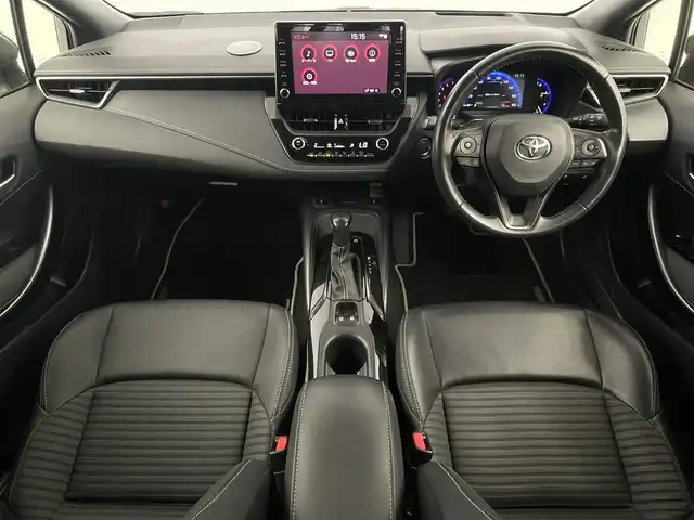 トヨタ カローラツーリング ハイブリッド ダブルバイビー 大阪府 2020(令2)年 7.9万km スパークリングブラックパールクリスタルシャイン トヨタセーフティセンス/　・プリクラッシュセーフティ/　・レーントレーシングアシスト/　・レーンディパーチャーアラート/　・レーダークルーズコントロール/　・オートマチックハイビーム/　・ロードサインアシスト/　・発進遅れ告知機能/　・リアトラフィックアラート/　・インテリジェントクリアランスソナー/　・パーキングサポートブレーキ/デジタルインナーミラー/ワイヤレス充電器/純正ディスプレイオーディオ/　Bluetooth/フルセグ/AM/FM/バックカメラ/LEDへっどらいと/オートライト/フォグランプ/ハーフレザーシート/前席シートヒーター/ステアリングヒーター/トノカバー/ヘッドアップディスプレイ/スマートキー