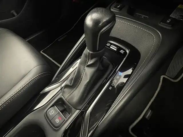 トヨタ カローラツーリング ハイブリッド ダブルバイビー 大阪府 2020(令2)年 7.9万km スパークリングブラックパールクリスタルシャイン トヨタセーフティセンス/　・プリクラッシュセーフティ/　・レーントレーシングアシスト/　・レーンディパーチャーアラート/　・レーダークルーズコントロール/　・オートマチックハイビーム/　・ロードサインアシスト/　・発進遅れ告知機能/　・リアトラフィックアラート/　・インテリジェントクリアランスソナー/　・パーキングサポートブレーキ/デジタルインナーミラー/ワイヤレス充電器/純正ディスプレイオーディオ/　Bluetooth/フルセグ/AM/FM/バックカメラ/LEDへっどらいと/オートライト/フォグランプ/ハーフレザーシート/前席シートヒーター/ステアリングヒーター/トノカバー/ヘッドアップディスプレイ/スマートキー