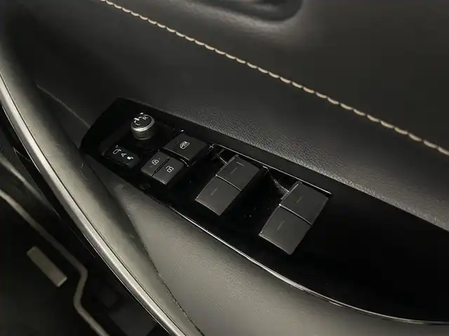 トヨタ カローラツーリング ハイブリッド ダブルバイビー 大阪府 2020(令2)年 7.9万km スパークリングブラックパールクリスタルシャイン トヨタセーフティセンス/　・プリクラッシュセーフティ/　・レーントレーシングアシスト/　・レーンディパーチャーアラート/　・レーダークルーズコントロール/　・オートマチックハイビーム/　・ロードサインアシスト/　・発進遅れ告知機能/　・リアトラフィックアラート/　・インテリジェントクリアランスソナー/　・パーキングサポートブレーキ/デジタルインナーミラー/ワイヤレス充電器/純正ディスプレイオーディオ/　Bluetooth/フルセグ/AM/FM/バックカメラ/LEDへっどらいと/オートライト/フォグランプ/ハーフレザーシート/前席シートヒーター/ステアリングヒーター/トノカバー/ヘッドアップディスプレイ/スマートキー