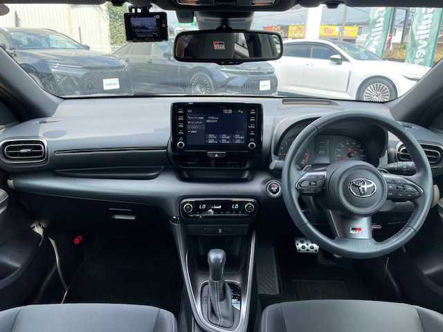 トヨタ ＧＲヤリス RS 三重県 2020(令2)年 4.1万km プラチナホワイトパールマイカ セーフティセンス/・プリクラッシュセーフティ/・レーントレーシングアシスト/・レーダークルーズコントロール/・オートマチックハイビーム/・ロードサインアシスト/・先行車発進告知機能/・セカンダリーコリジョンブレーキ/・インテリジェントクリアランスソナー/・リアクロストラフィックオートブレーキ/・バックガイドモニター/・カラーヘッドアップディスプレイ/・自動防眩インナーミラー/・雨滴感知式オートワイパー/1オーナー/純正ディスプレイオーディオ/【フルセグTV/Bluetooth/USB/Miracast】/バックカメラ/ETC/前後ドライブレコーダー/パドルシフト/オートライト/フルLEDヘッドランプ/LEDフロントフォグランプ/225/40R18インチENKEI製純正AW/プッシュスタート/スマートキー/スペアキー/純正フロアマット