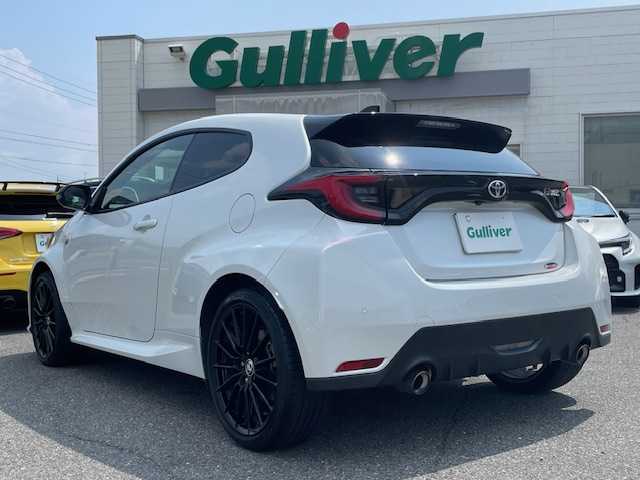 トヨタ ＧＲヤリス RS 三重県 2020(令2)年 4.1万km プラチナホワイトパールマイカ セーフティセンス/・プリクラッシュセーフティ/・レーントレーシングアシスト/・レーダークルーズコントロール/・オートマチックハイビーム/・ロードサインアシスト/・先行車発進告知機能/・セカンダリーコリジョンブレーキ/・インテリジェントクリアランスソナー/・リアクロストラフィックオートブレーキ/・バックガイドモニター/・カラーヘッドアップディスプレイ/・自動防眩インナーミラー/・雨滴感知式オートワイパー/1オーナー/純正ディスプレイオーディオ/【フルセグTV/Bluetooth/USB/Miracast】/バックカメラ/ETC/前後ドライブレコーダー/パドルシフト/オートライト/フルLEDヘッドランプ/LEDフロントフォグランプ/225/40R18インチENKEI製純正AW/プッシュスタート/スマートキー/スペアキー/純正フロアマット