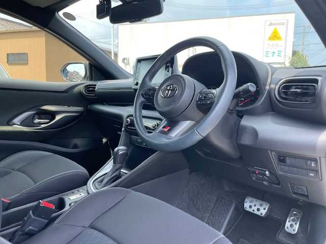 トヨタ ＧＲヤリス RS 三重県 2020(令2)年 4.1万km プラチナホワイトパールマイカ セーフティセンス/・プリクラッシュセーフティ/・レーントレーシングアシスト/・レーダークルーズコントロール/・オートマチックハイビーム/・ロードサインアシスト/・先行車発進告知機能/・セカンダリーコリジョンブレーキ/・インテリジェントクリアランスソナー/・リアクロストラフィックオートブレーキ/・バックガイドモニター/・カラーヘッドアップディスプレイ/・自動防眩インナーミラー/・雨滴感知式オートワイパー/1オーナー/純正ディスプレイオーディオ/【フルセグTV/Bluetooth/USB/Miracast】/バックカメラ/ETC/前後ドライブレコーダー/パドルシフト/オートライト/フルLEDヘッドランプ/LEDフロントフォグランプ/225/40R18インチENKEI製純正AW/プッシュスタート/スマートキー/スペアキー/純正フロアマット