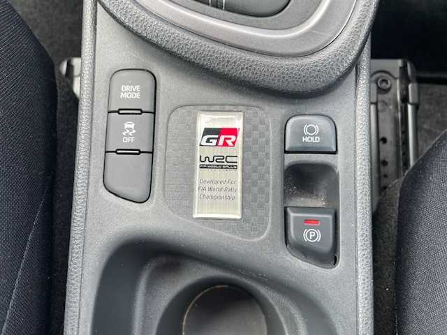 トヨタ ＧＲヤリス RS 三重県 2020(令2)年 4.1万km プラチナホワイトパールマイカ セーフティセンス/・プリクラッシュセーフティ/・レーントレーシングアシスト/・レーダークルーズコントロール/・オートマチックハイビーム/・ロードサインアシスト/・先行車発進告知機能/・セカンダリーコリジョンブレーキ/・インテリジェントクリアランスソナー/・リアクロストラフィックオートブレーキ/・バックガイドモニター/・カラーヘッドアップディスプレイ/・自動防眩インナーミラー/・雨滴感知式オートワイパー/1オーナー/純正ディスプレイオーディオ/【フルセグTV/Bluetooth/USB/Miracast】/バックカメラ/ETC/前後ドライブレコーダー/パドルシフト/オートライト/フルLEDヘッドランプ/LEDフロントフォグランプ/225/40R18インチENKEI製純正AW/プッシュスタート/スマートキー/スペアキー/純正フロアマット