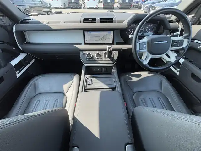 ランドローバー ランドローバー ディフェンダー 110SE 徳島県 2021(令3)年 3.1万km 黒 純正ナビ/全方位カメラ/デジタルインナーミラー/サンルーフ/純正20インチアルミホイール/衝突被害軽減システム/クルーズコントロール/レーンキープアシスト/前後コーナーセンサー/LEDヘッドライト/オートマチックハイビーム/オートライト/レザーシート/レザーステアリング/サイドステップ/社外前後ドライブレコーダー/社外レーダー探知機/USB・typeC端子/スマートキー/スペアキー